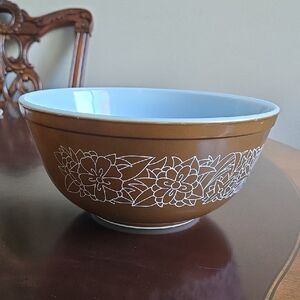 Vintage Pyrex Woodland 2 .5 L  Mixing Bowl